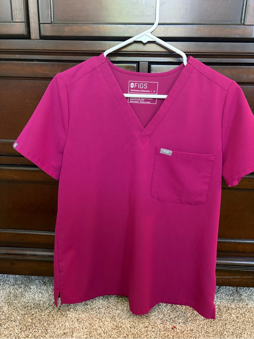 Figs Women's Short Sleeve V-Neck Top with matching joggers - Picture 3 of 3